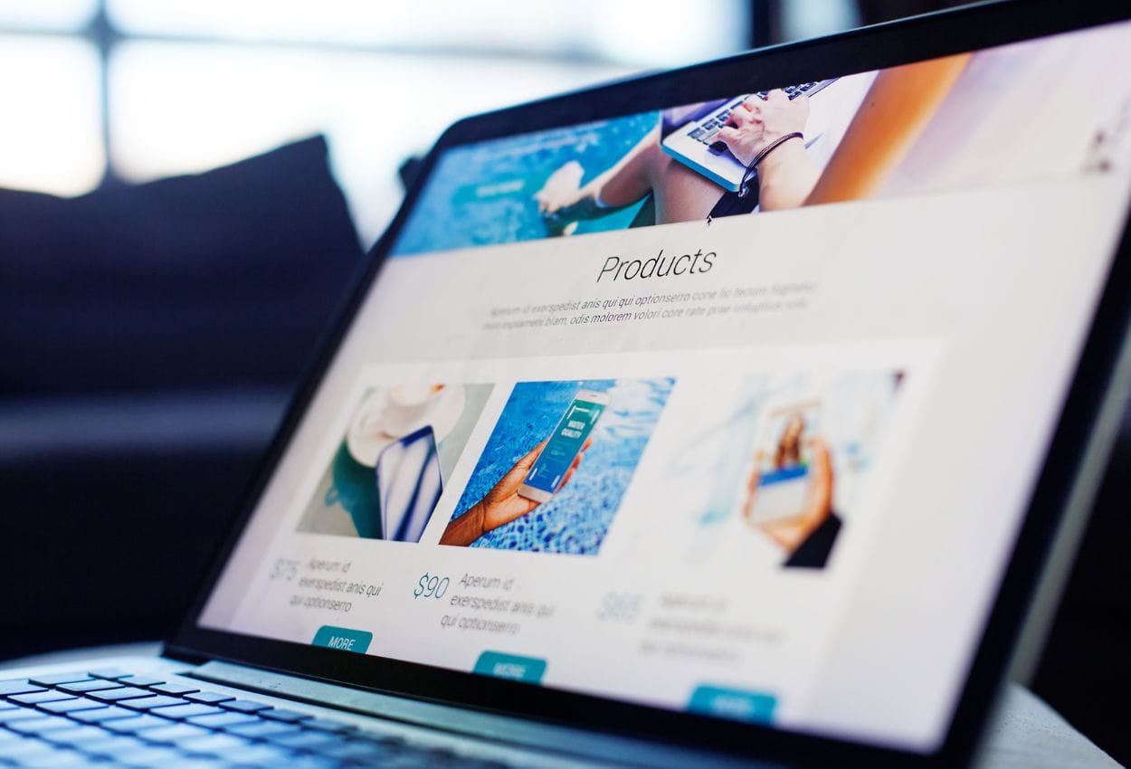 Sitio web de productos mostrado en una laptop como ejemplo de diseño de páginas web moderno